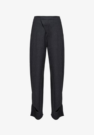 Sötét szürke, szabott nadrág sima textúrával, egyedi átlós elülső redővel és hasított szegéllyel, amely további részletességet és dizájnérdeklődést ad.