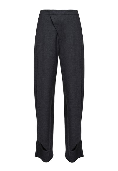 Tumedates hallid kohandatud püksid, millel on sile tekstuur, ainulaadne diagonaalne eespleat ja jagatud allääred lisatud detailide ja disaini huvi jaoks.