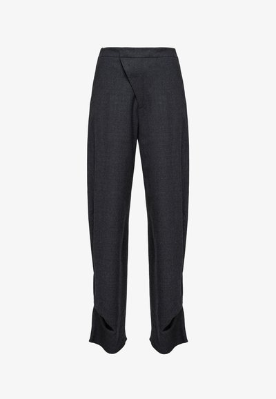 Tumedates hallid kohandatud püksid, millel on sile tekstuur, ainulaadne diagonaalne eespleat ja jagatud allääred lisatud detailide ja disaini huvi jaoks.