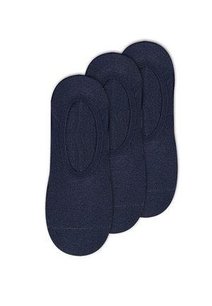 Trzy pary granatowych, niewidocznych skarpetek ułożonych na białym tle, nachodzących na siebie.