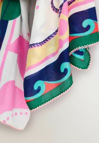 Krāsains zīda lakats ar abstraktām formām rozā, dzeltenā, zaļā un zilā krāsā, ar dekoratīvu viļņotu malu un gludu tekstūru.