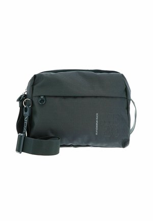 Sac messenger en tissu noir avec une surface texturée, bandoulière réglable, compartiment zippé et marquage subtil à l'avant.