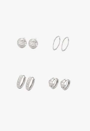 Ezüst fülbevalók kiállítva: bal felső sarok - texturált gömb alakú bedugós fülbevalók; jobb felső sarok - csavart karika fülbevalók; bal alsó sarok - lapos szélű karikák; jobb alsó sarok - ívelt kapcsos fülbevalók.