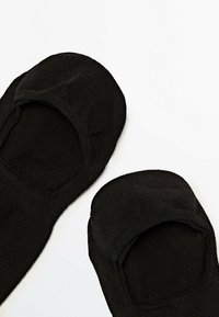 Schwarze, niedrig geschnittene Socken mit glatter Textur; vorne mit einem abgerundeten Ausschnitt-Design, das mit einem gerippten Bund um die Öffnung für einen sicheren Sitz versehen ist.