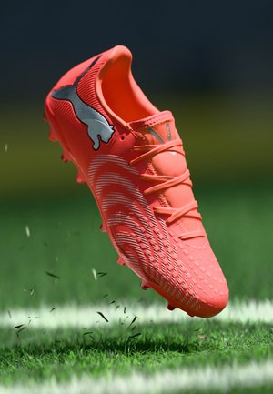FUTURE 9 PLAY MG - Zapatillas fútbol para césped artificial - glowing red/white/black/silver-coloured
