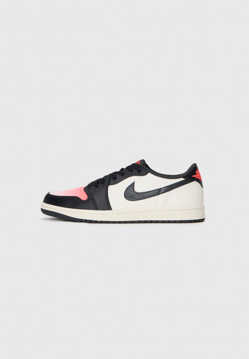 La sneaker Nike Air Jordan 1 Low presenta una toma in pelle nera, accenti rosa e bianchi, uno swoosh testurizzato e una suola in gomma nera.