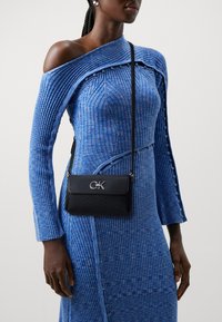 Calvin Klein - RE LOCK MINI CROSSBODY BAG - Borsa a mano - black jacquard mono Immagine in miniatura 1