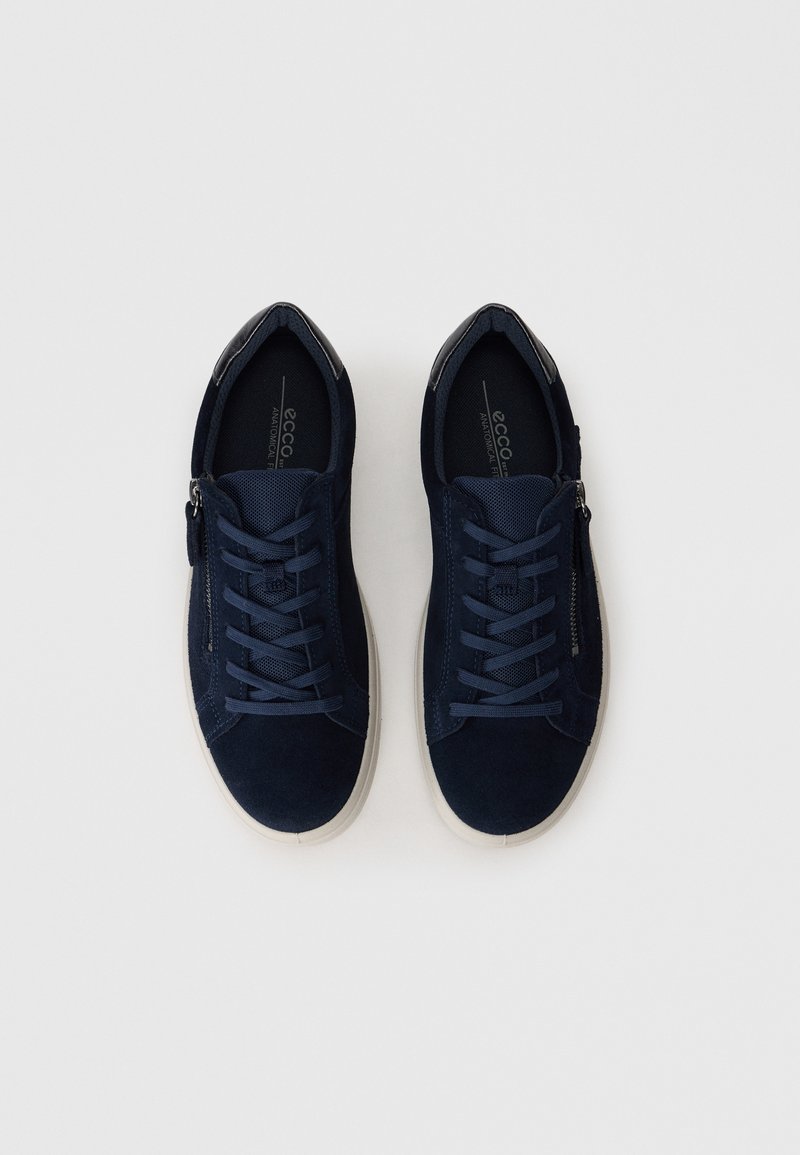 Marineblaue Sneaker aus Wildleder und Mesh mit Schnürverschluss, seitlichem Reißverschluss und hellgrauer Gummisohle.