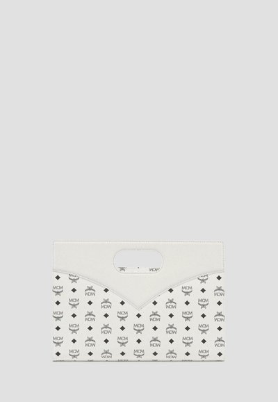 Porte-documents blanc en matériau structuré, avec une finition texturée présentant des motifs de logos noirs répétés et une poignée découpée.