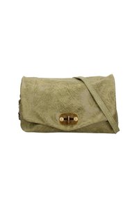 Clutch in pelle verde a trama con chiusura dorata e una lunga tracolla. Presenta una chiusura a pattina e una finitura in pelle liscia.
