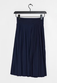 Marineblauer Faltenrock aus weichem Stoff, mit breitem Bund und fließender Silhouette, hängend an einem schwarzen Kleiderbügel.