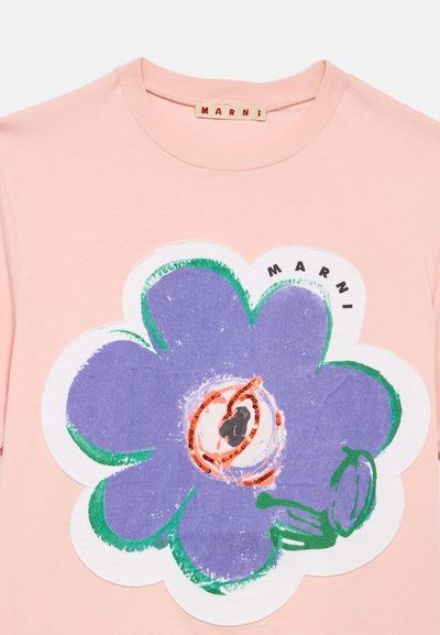 Tricou roz din bumbac, cu un imprimeu mare de floare violet cu accente verzi și centru portocaliu. Numele brandului „MARNI” este afișat.