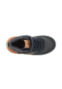 Scarpa alta in suede blu e pelle grigia, con accenti arancioni, logo verde e suola in gomma con perforazioni per la traspirabilità.