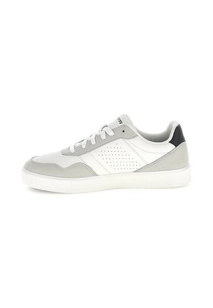 Sneaker bianca e grigio chiaro, modello basso, con pannello laterale traforato, lacci bianchi e dettaglio nero sul tallone posteriore.