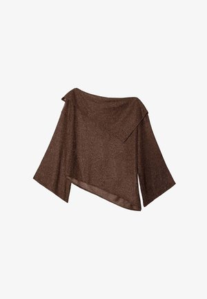 Top marrón de hombros descubiertos hecho de tela texturizada y brillante. Presenta mangas anchas y un dobladillo asimétrico para una silueta única.