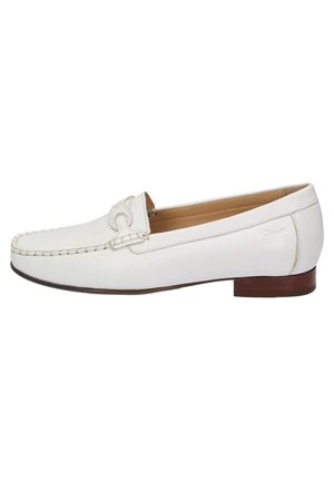 Mocassins en cuir blanc avec un bout cousu, un accent de matériel décoratif et un petit talon marron. Texture lisse avec un design minimaliste.