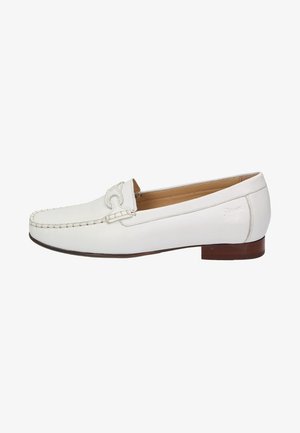 Mocassins en cuir blanc avec un bout cousu, un accent de matériel décoratif et un petit talon marron. Texture lisse avec un design minimaliste.