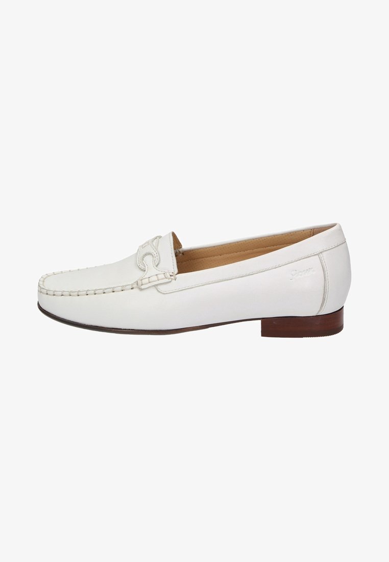 Weiße Lederlofer mit toe-Stitch, dekorativem Hardware-Akzent und kleinem braunen Absatz. Glatte Textur mit minimalistischen Design.