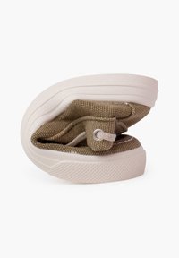 Painduv sneaker beežist kangast ülastruktuuriga, valge kummist tallaga ja lipsudetailidega. Klappitud disain rõhutab kompaktset struktuuri.