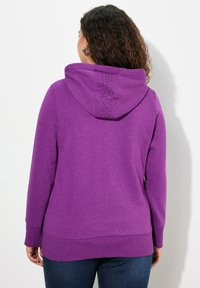 Felpa viola con orlo curvo, cordoncino spesso e "PASS" ricamato sul retro del cappuccio. Realizzata in un morbido tessuto testurizzato.