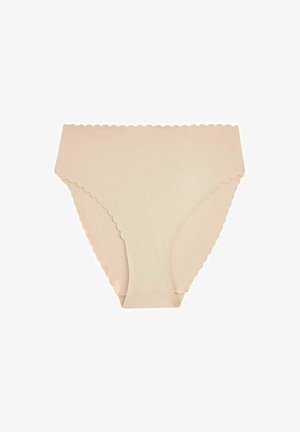 Beige Damenunterwäsche mit gewellten Kanten, aus glattem Stoff gefertigt, mit einem hochgeschnittenen Design und einem mittleren Bedeckungsgrad.