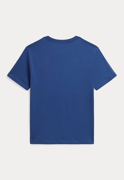 Απλό μπλε κοντομάνικο T-shirt με στρογγυλή λαιμόκοψη, εμφανιζόμενο από πίσω σε λευκό φόντο.