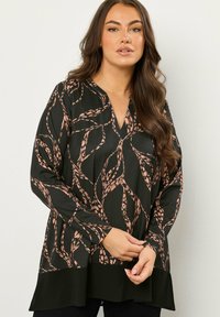 Langärmlige schwarze Bluse mit einem rosa und beige abstrakten Muster. Sie hat einen V-Ausschnitt und einen leicht ausgestellten Saum für eine bequeme Passform.