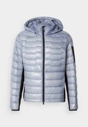 Helle blaue Daunenjacke mit schwarzen Seitenpanelen, Frontreißverschluss, angenhmeter Kapuze und Reißverschluss-Tasche am linken Ärmel.