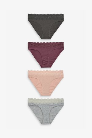 Fire par par dameundertøj: mørkegrå, burgunder, lyserød og grå. Hver model har en bølget blondekant i taljen og en glat stofstruktur.