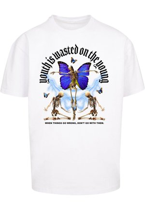 Weißes Baumwoll-T-Shirt mit einem großen blauen Schmetterlings-Graphic, Skelett-Illustrationen und schwarzem Text, mit einem auffälligen, bunten Design.