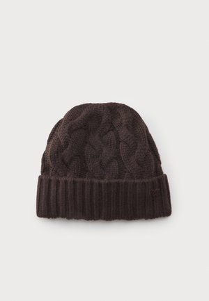 Bonnet tricoté brun foncé avec un revers côtelé plié et un motif torsadé sur la partie principale.