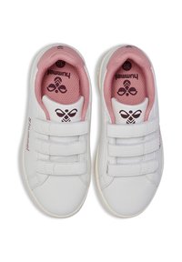 Weiße Ledersneaker mit rosa Akzenten, ausgestattet mit einem dreiriemigen Klettverschluss, runder Zehenpartie und strukturiertem Innenfutter. Hummel-Logo an der Seite.