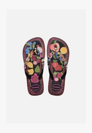 Sandalias tipo chancla con tiras negras y patrones coloridos de frutas que incluyen granada, durazno, limón y pera sobre plantillas negras.