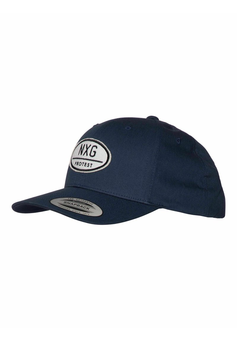 Marineblaue Snapback-Kappe aus Stoff mit gebogenem Schirm, ausgestattet mit einem weißen ovalen Aufnäher, der das "NXG PROTEST"-Logo in schwarzer Schrift trägt.