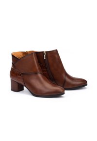 Bottes ankle en cuir marron avec un talon bloc, dotées d'une fermeture éclair sur le côté et d'un motif crocodile texturé sur le côté extérieur.