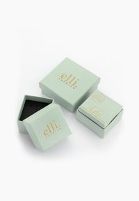 Mintgroene papieren geschenkenboxen met gouden accenten; één doos is open en toont een zwarte binnenkant. De maten variëren en de textuur is glad.