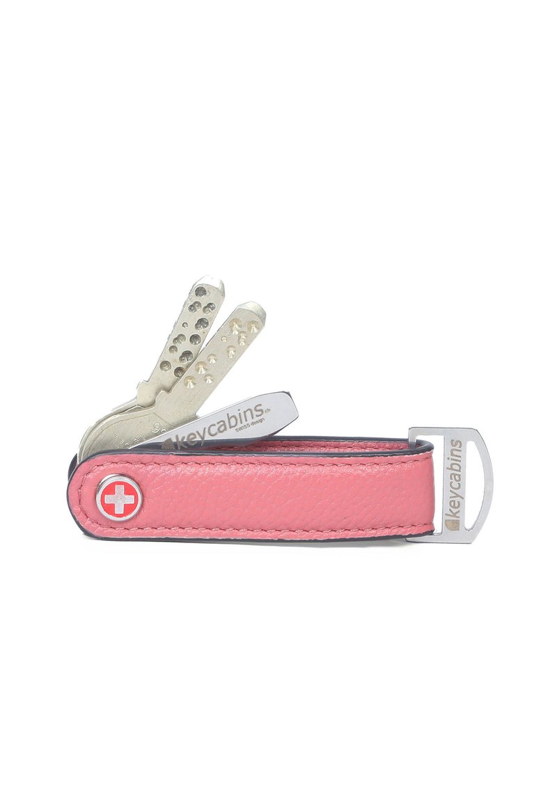 Roze leren sleutelhanger met zilveren metalen hardware. Beschikt over meerdere sleutelvakjes, ronde randen en een logo-geembosserd ontwerp.