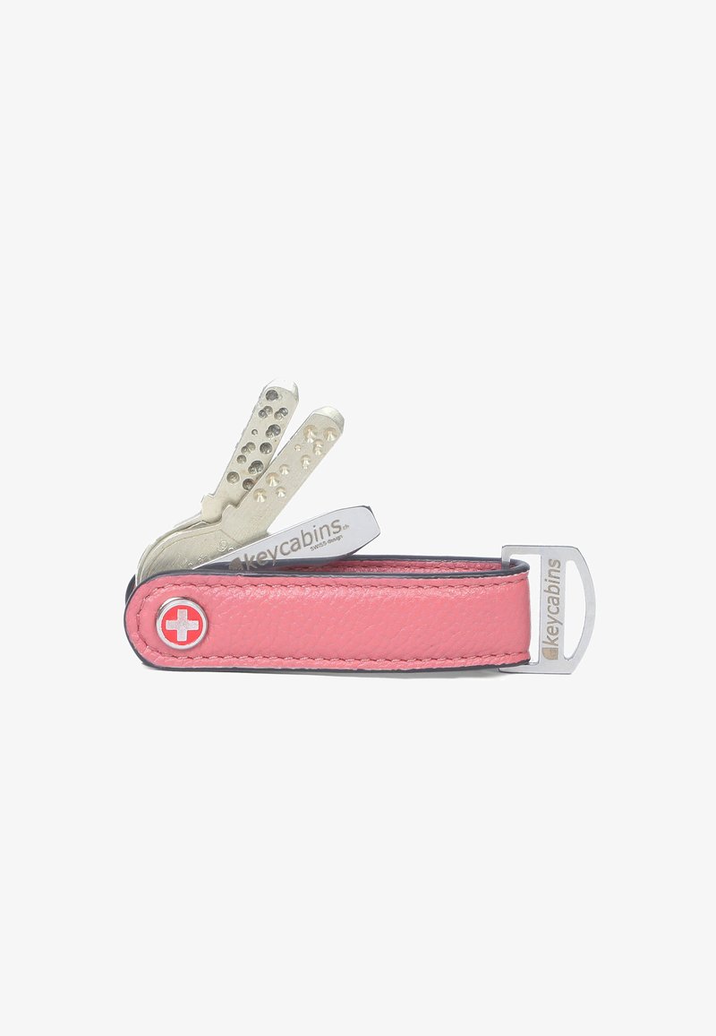 Roze leren sleutelhanger met zilveren metalen hardware. Beschikt over meerdere sleutelvakjes, ronde randen en een logo-geembosserd ontwerp.