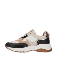 Sneakers che presentano un mix di materiali beige, bianchi e neri con accenti metallici, una suola spessa e dettagli in tessuto testurizzato.
