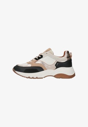 Sneakers met een mix van beige, wit en zwarte materialen, metallic accenten, een chunky zool en textuur details.