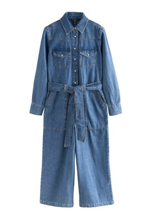 Tuta in denim con maniche lunghe, colletto, due tasche sul petto, vita con cintura e pantaloni a gamba larga. Blu chiaro con cuciture a contrasto.