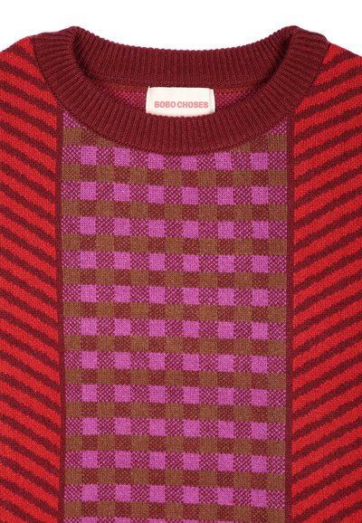 Encolure de pull tricotée avec col côtelé bordeaux, rayures diagonales rouges et rouge foncé sur les côtés, motif à carreaux violet et marron au centre.