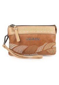 Clutch de cuero marrón con cierre de cremallera, que presenta bordados en beige y diseños ondulados, además de una correa de muñeca desmontable para llevar.