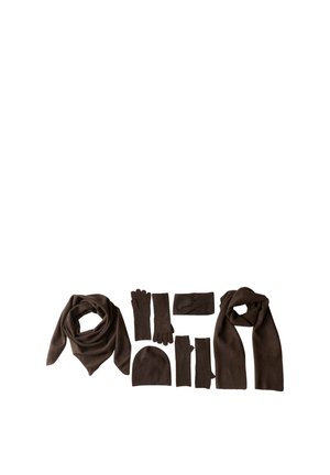 Set di accessori invernali marroni che include due sciarpe, un berretto, guanti interi, guanti senza dita e una fascia lavorata a maglia su sfondo bianco.
