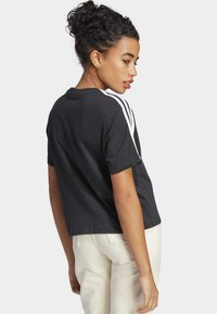 adidas Sportswear ESSENTIALS 3 STRIPES SINGLE CROPPED - Potiskana majica - black   white