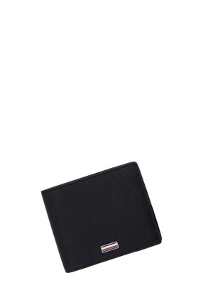 Portefeuille noir en cuir bifold avec un petit logo métallique rectangulaire présentant des rayures rouges, blanches et bleues sur le bord inférieur avant.