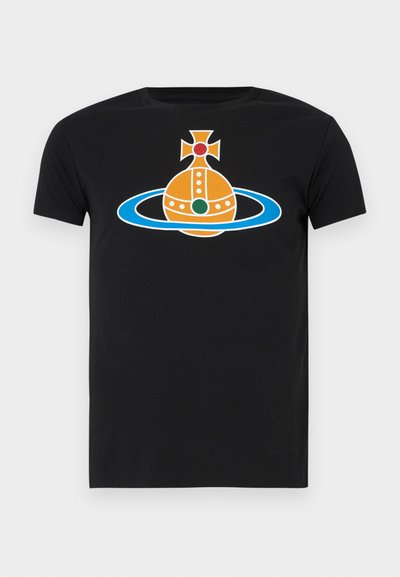 Camiseta negra con un diseño gráfico en tonos naranja y azul que representa una figura esférica con anillos y puntos, sobre un fondo negro liso.
