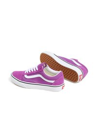 Paarse suède sneakers met een witte streep, witte veters en een rubberen zool met een wafelpatroon. Rode logo op de hiel.