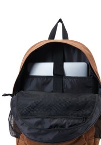 Hnědý kordurový batoh rozepnutý, ukazující laptop zabezpečený uvnitř polstrované přihrádky s černou mřížkovou zipovou kapsou vpředu.