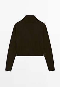 Dunkelbrauner, langärmeliger, verkürzter Pullover mit hohem, geripptem Kragen und geripptem Saum, flach auf einem weißen Hintergrund ausgelegt.